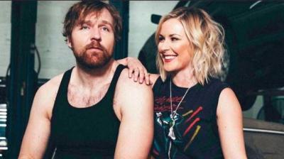 Jon Moxley, sobre Renee Young: 'Si no fuera por la claúsula de no-competición, podría haber aparecido esta noche'