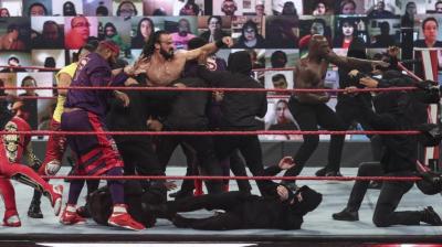 El final del show de WWE RAW no terminó según lo planeado