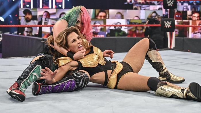 Mickie James pudo sufrir una lesión en WWE Raw