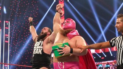 WWE Raw: Otis aparece como el enmascarado ´El Gran Gordo´ - Segmentos de SmackDown