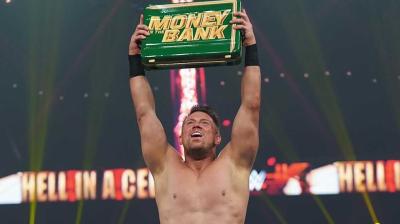 The Miz obtiene el maletín de Money in the Bank en WWE Hell in a Cell 2020