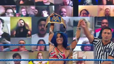 Sasha Banks retiene el Campeonato de Mujeres en Friday Night SmackDown