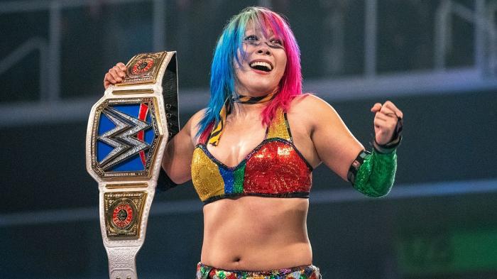 Asuka supera el registro de reinados combinados de Bayley