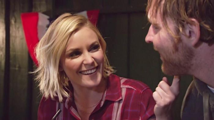 Jon Moxley confirma que Renee Young está embarazada