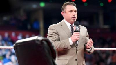 Michael Cole admite haber lidiado con los gritos de Vince McMahon mientras estaba relatando