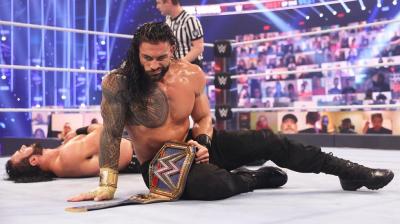 Roman Reigns gana el encuentro entre campeones mundiales en WWE Survivor Series 2020