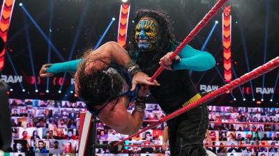 Jeff Hardy da el susto de la noche en WWE Monday Night Raw