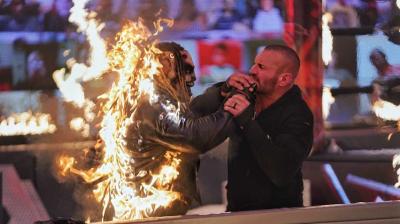 Randy Orton prende fuego al cuerpo de 'The Fiend' Bray Wyatt en WWE TLC 2020