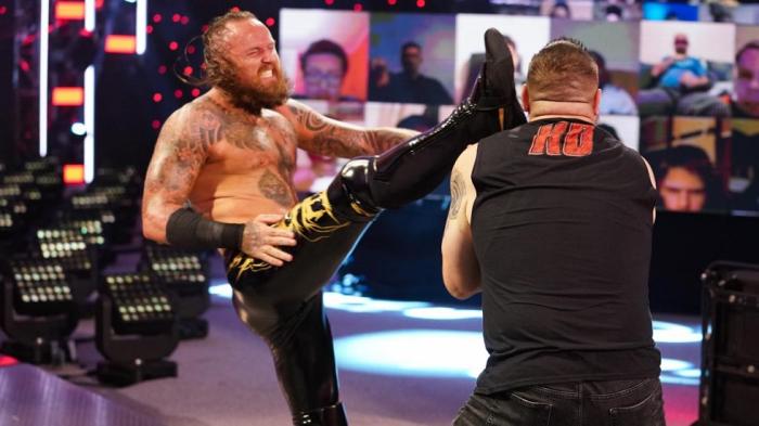 Los directivos de WWE no verían nada especial en Aleister Black