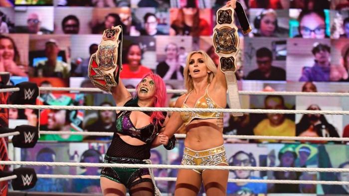 Charlotte Flair regresa a WWE y gana los Campeonatos por parejas de Mujeres junto a Asuka en TLC 2020