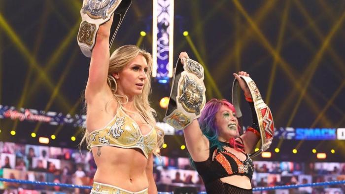 Asuka y Charlotte Flair retienen los Campeonatos de Mujeres por Parejas en Friday Night SmackDown