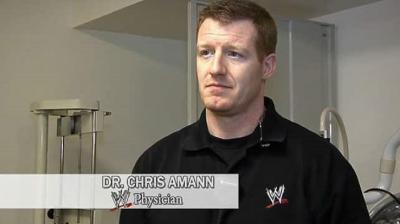 Chris Amann, médico de WWE, recibe su primera dosis de la vacuna contra la COVID-19