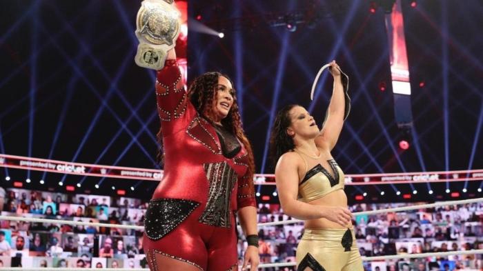 Nia Jax y Shayna Baszler