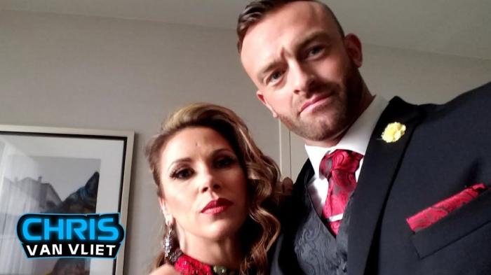 Mickie James y Nick Aldis